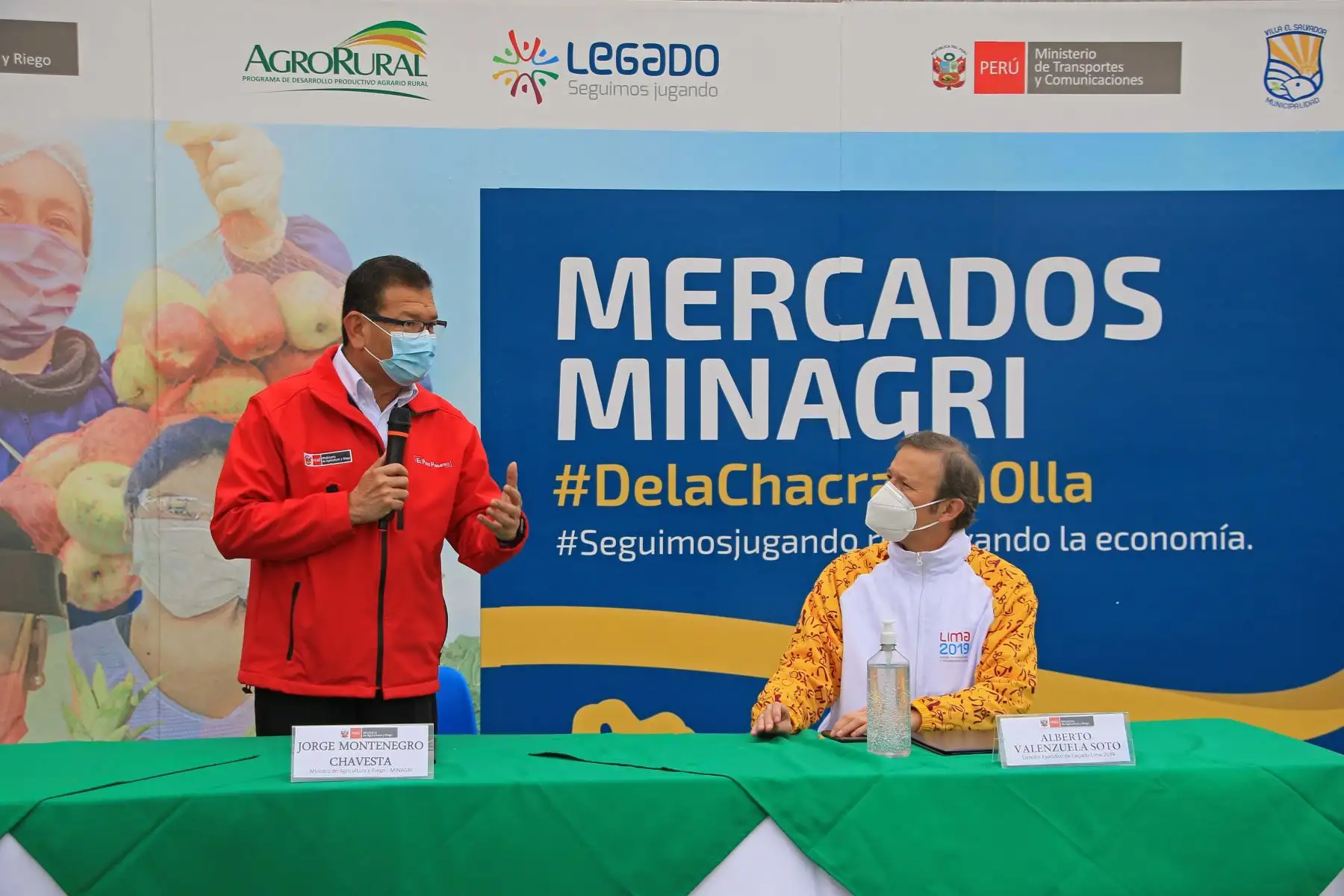 El ministro de Agricultura y Riego, Jorge Montenegro y el representante de los Juegos Panamericanos, Alberto Valenzuela a través de Agro Rural ampliarán la cobertura de los Mercados Itinerantes de la “Chacra a la Olla”.
Foto: LEGADO Lima 2019