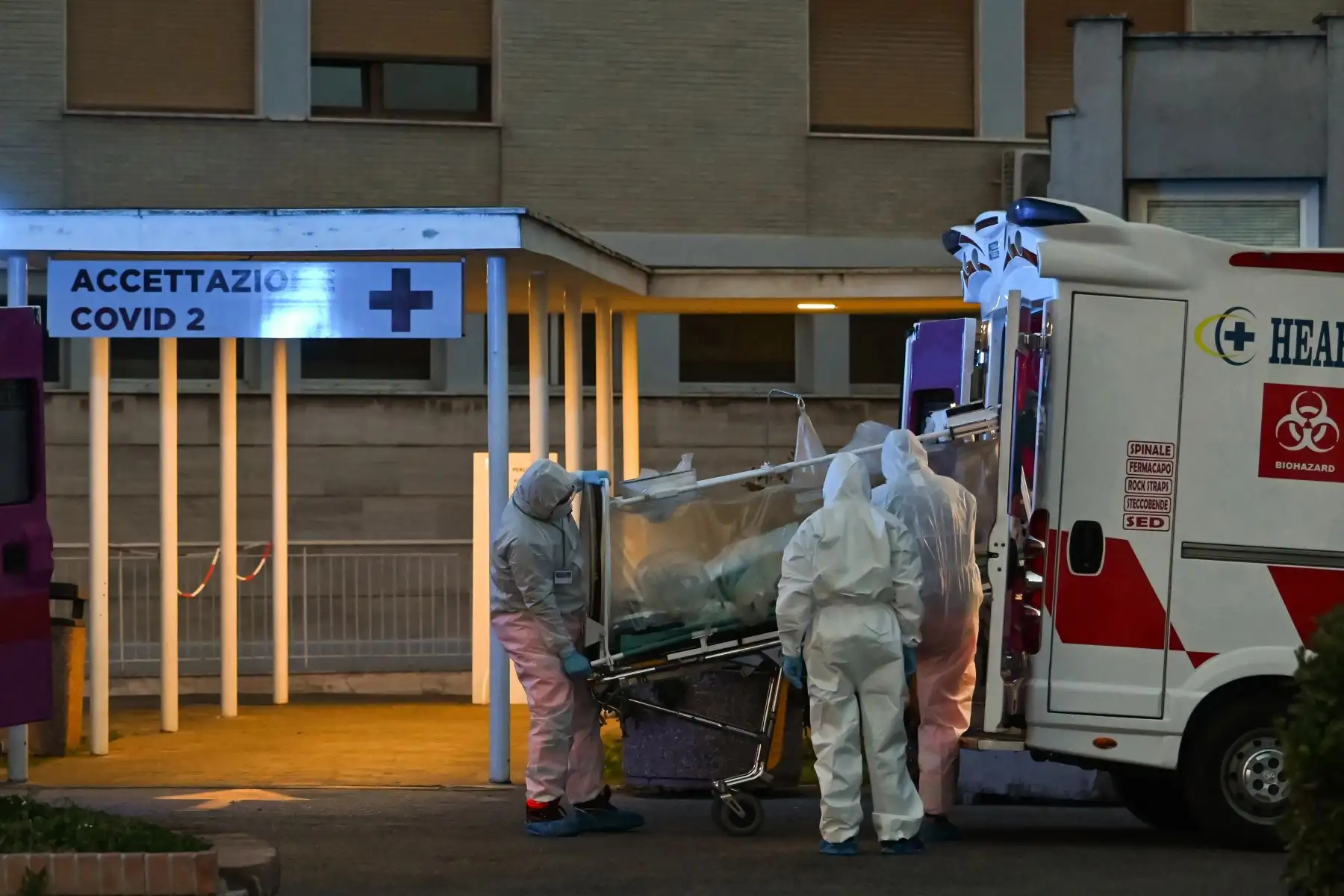 Médicos llevan a un paciente a cuidados intensivos del hospital temporal Columbus Covid para combatir la nueva infección por coronavirus, en Roma. Foto: AFP