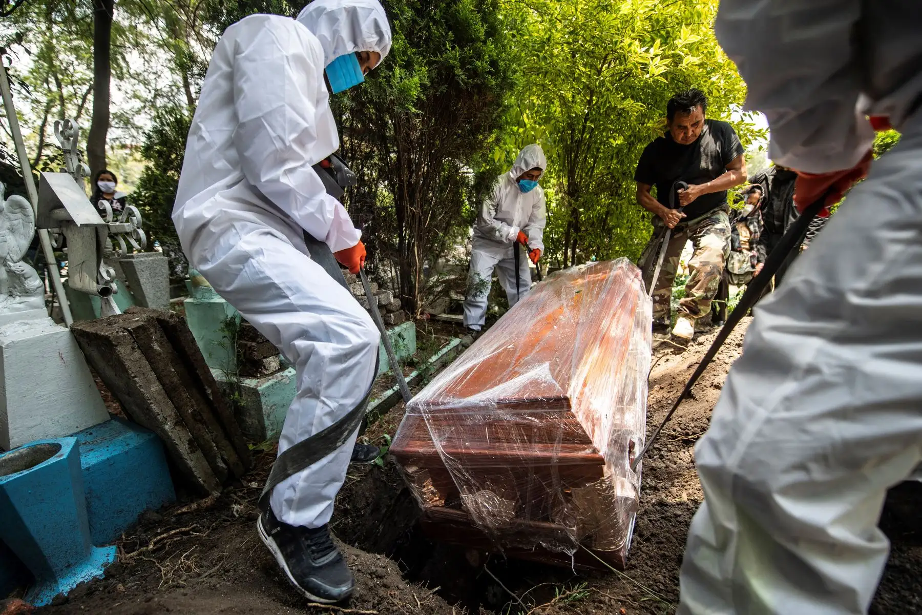 Los sepultureros trabajan durante un funeral en el cementerio de San Isidro en Azcapotzalco, en la Ciudad de México, en medio de la pandemia del coronavirus. Foto: AFP