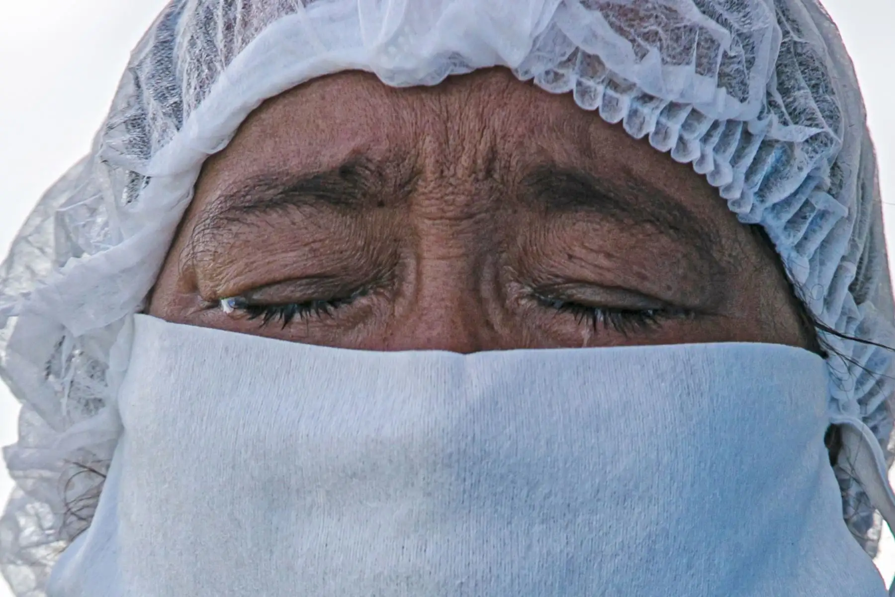 Una paciente Covid-19 se quiebra mientras se prepara para ser trasladada en ambulancia a un hospital en la ciudad de Breves, estado de Pará, luego de ser hospitalizada durante cinco días en Melgaco, al suroeste de la isla de Marajo, en Brasil. Foto: AFP