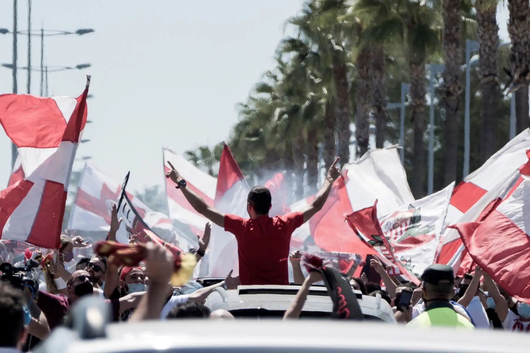 El centrocampista del Sevilla, Joan Jordán, saluda a los numerosos aficionados que se acercaron al aeropuerto para recibir al equipo que se coronó campeón de la Liga Europa. Foto: EFE