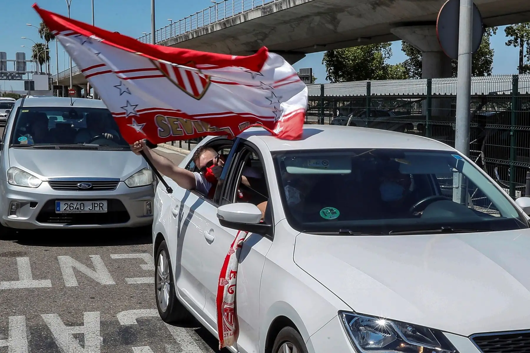 Numerosos aficionados se acercaron al aeropuerto para recibir a los jugadores del Sevilla FC, tras vencer anoche al Inter en la final de la Liga Europa. Foto: EFE
