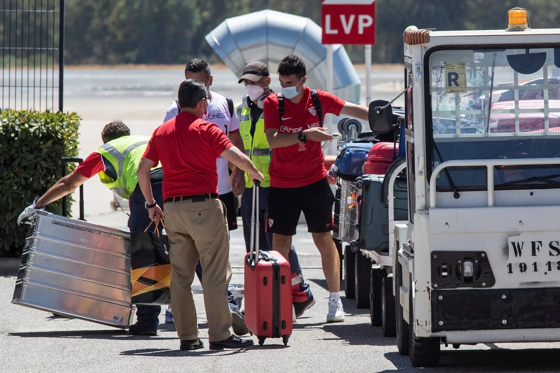 Los jugadores del Sevilla FC a su llegada al aeropuerto este sábado tras vencer anoche al Inter en la final de la Liga Europa. Foto: EFE