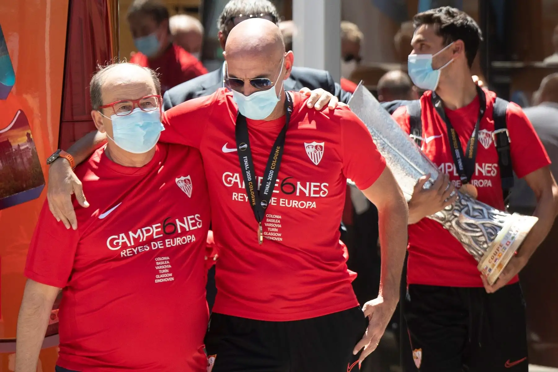 El director general deportivo, Monchi, abraza al presidente del club, José Castro, a su llegada al aeropuerto de Sevilla, hoy sábado, tras vencer anoche al Inter en la final de la Liga Europa. Foto: EFE