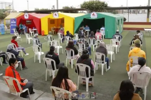 Un centro de operaciones covid-19 se instaló en el complejo deportivo “Toritos Luces”, ubicado a un costado de la comisaría de la urbanización La Libertad, en Chimbote, provincia ancashina del Santa.