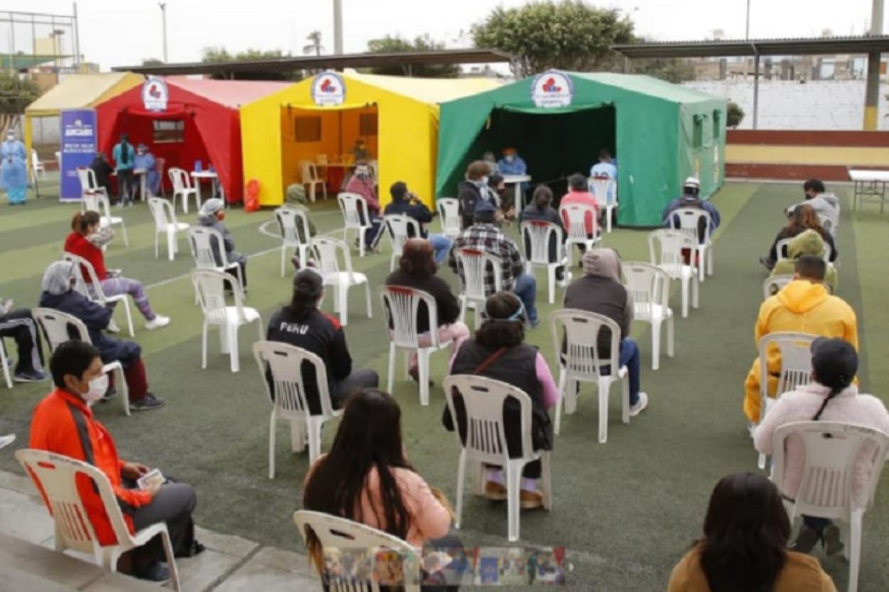 Un centro de operaciones covid-19 se instaló en el complejo deportivo “Toritos Luces”, ubicado a un costado de la comisaría de la urbanización La Libertad, en Chimbote, provincia ancashina del Santa.
