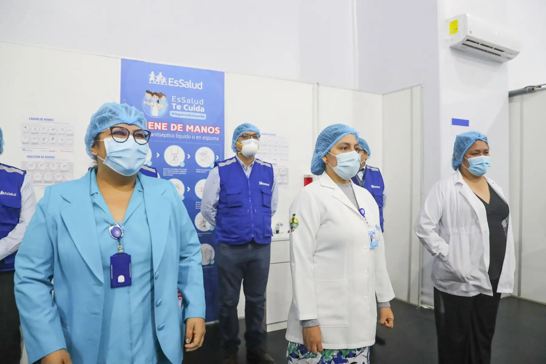 Ante el incremento de casos de pacientes con covid-19, EsSalud Madre de Dios recibió a 20 profesionales de la salud para reforzar la atención hospitalaria, informó el director de la red asistencial, Iván Ramos Mendoza, quien solicitó el apoyo de las brigadas a la Gerencia de Oferta Flexible. Foto: ANDINA/Prensa Presidencia.