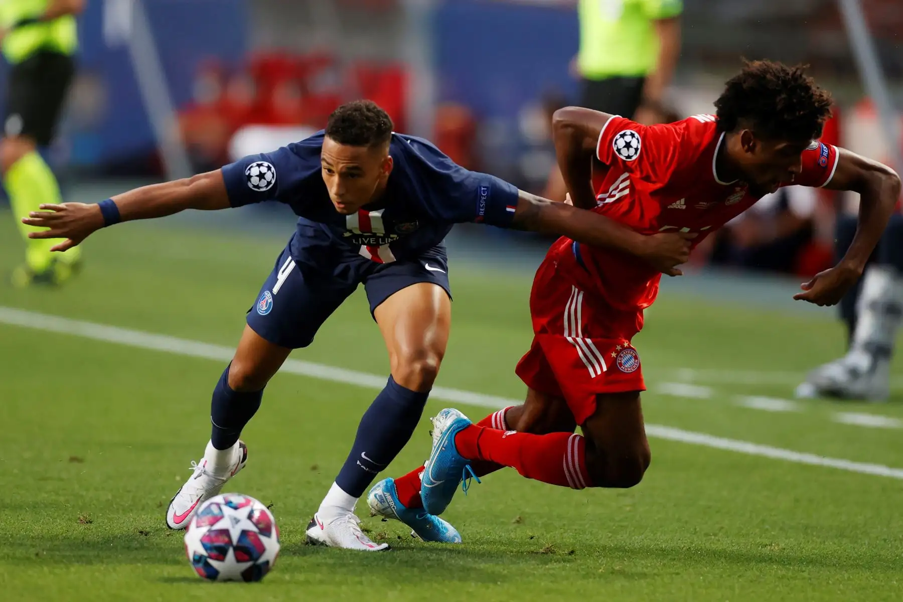 El defensor alemán del Paris Saint-Germain, Thilo Kehrer, lucha por el balón contra el delantero francés del Bayern Munich, Kingsley Coman, durante el partido de fútbol final de la UEFA Champions League. Foto: AFP