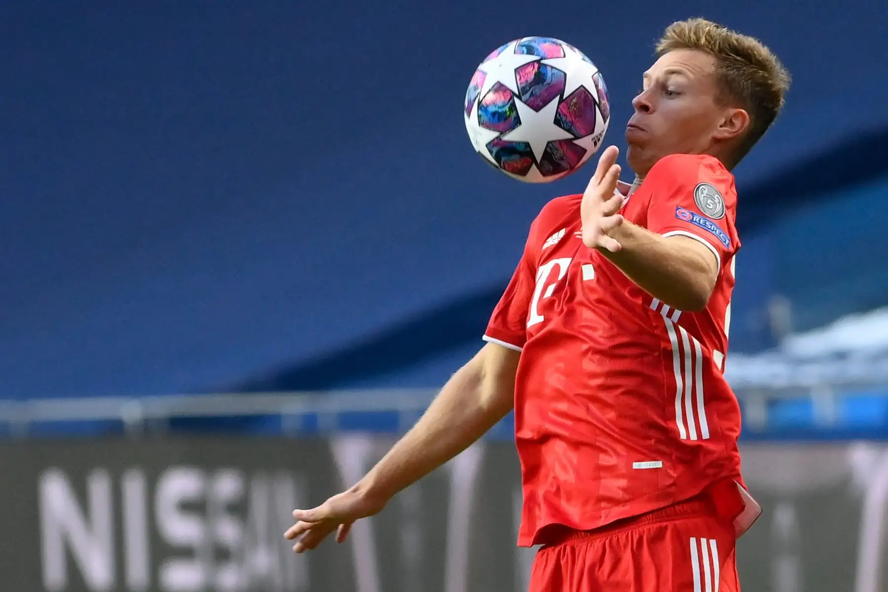 El mediocampista alemán del Bayern Munich, Joshua Kimmich, controla el balón durante el partido de fútbol final de la UEFA Champions. Foto: AFP