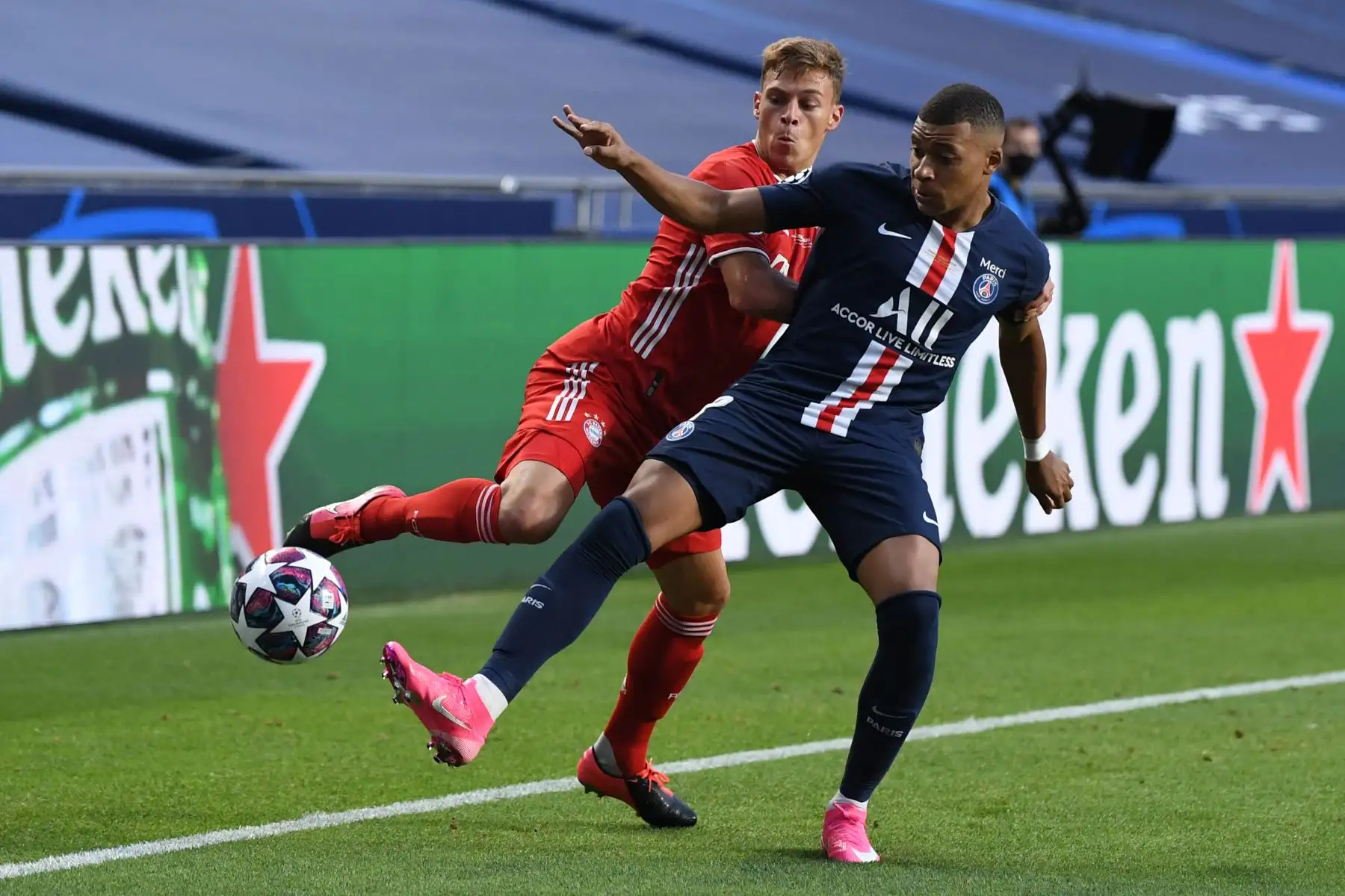 El mediocampista alemán del Bayern Munich Joshua Kimmich y el delantero francés del Paris Saint-Germain, Kylian Mbappé, van por el balón durante el partido de fútbol final de la UEFA Champions League. Foto: AFP