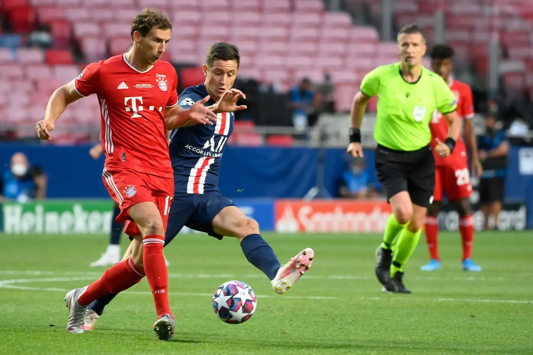 El mediocampista español del Paris Saint-Germain, Ander Herrera, y el mediocampista alemán del Bayern Munich, Leon Goretzka compiten por el balón durante el partido de fútbol de la final de la UEFA Champions League. Foto: AFP
