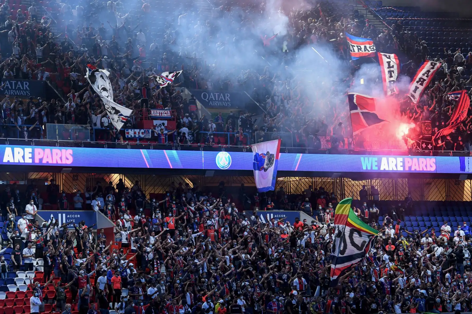 Los seguidores del Paris Saint-Germain animan a su equipo desde la tribuna. Foto: AFP