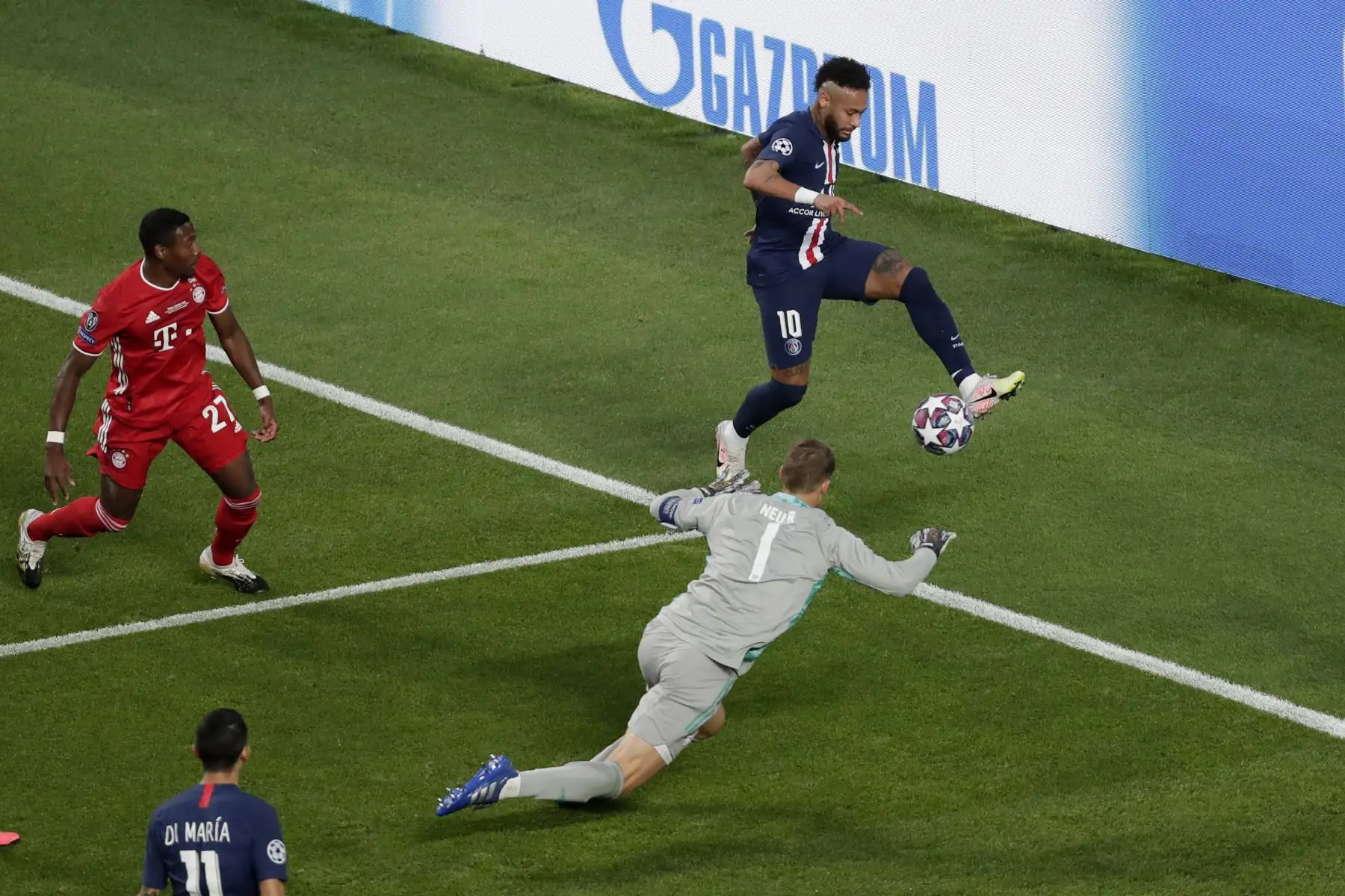 El delantero brasileño del Paris Saint-Germain, Neymar, desafía al portero alemán del Bayern Munich, Manuel Neuer, durante el partido de fútbol final de la UEFA Champions League. Foto: AFP