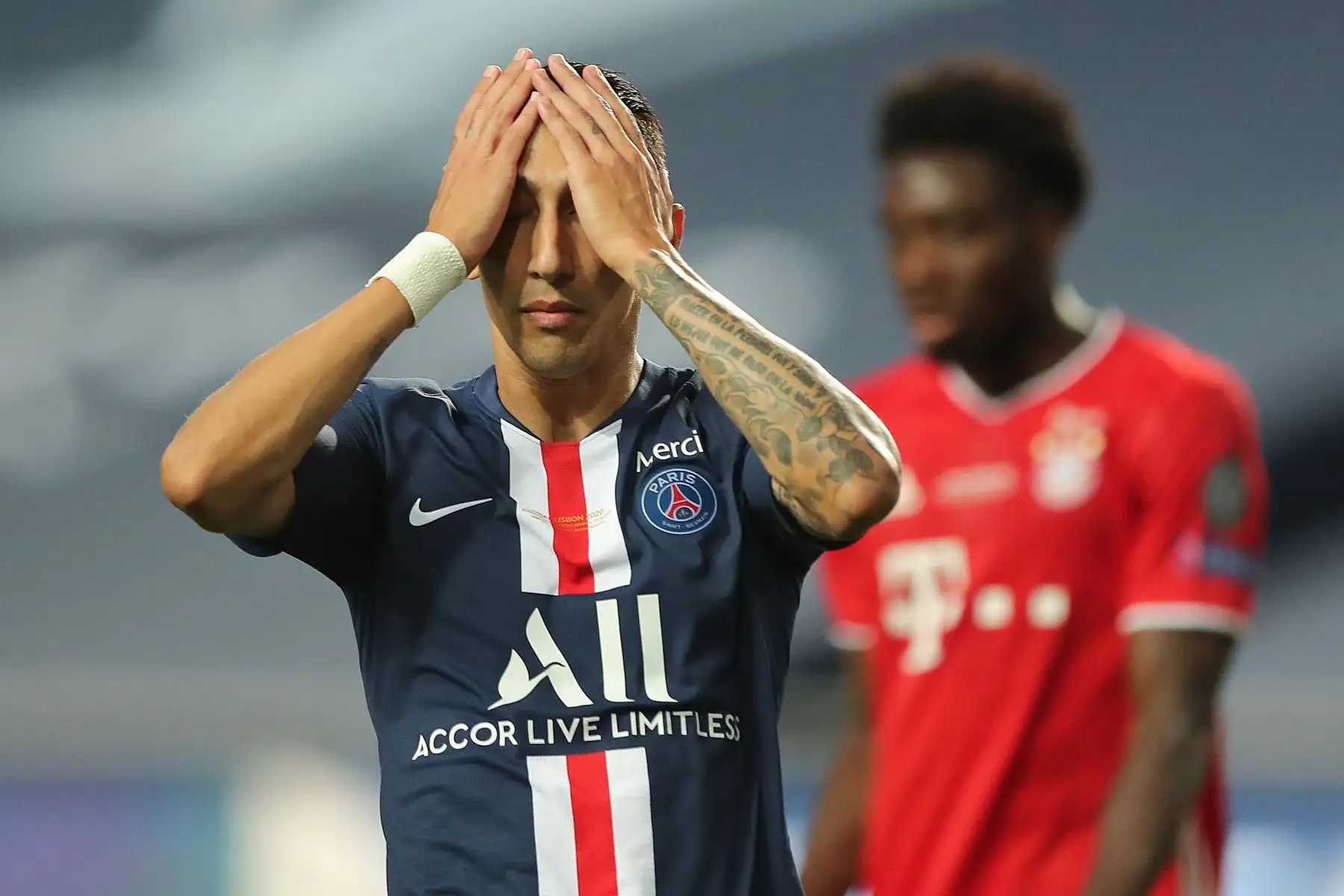 El centrocampista argentino del Paris Saint-Germain, Angel Di Maria, reacciona después de una oportunidad perdida durante el partido de fútbol final de la UEFA Champions League. Foto: AFP