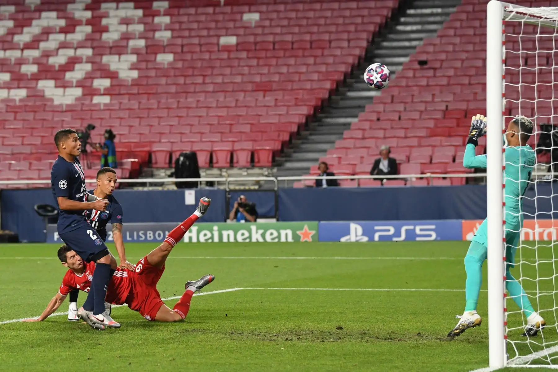 El portero costarricense del Paris Saint-Germain, Keylor Navas, rechaza un tiro durante el partido de fútbol de la final de la UEFA Champions League. Foto: AFP