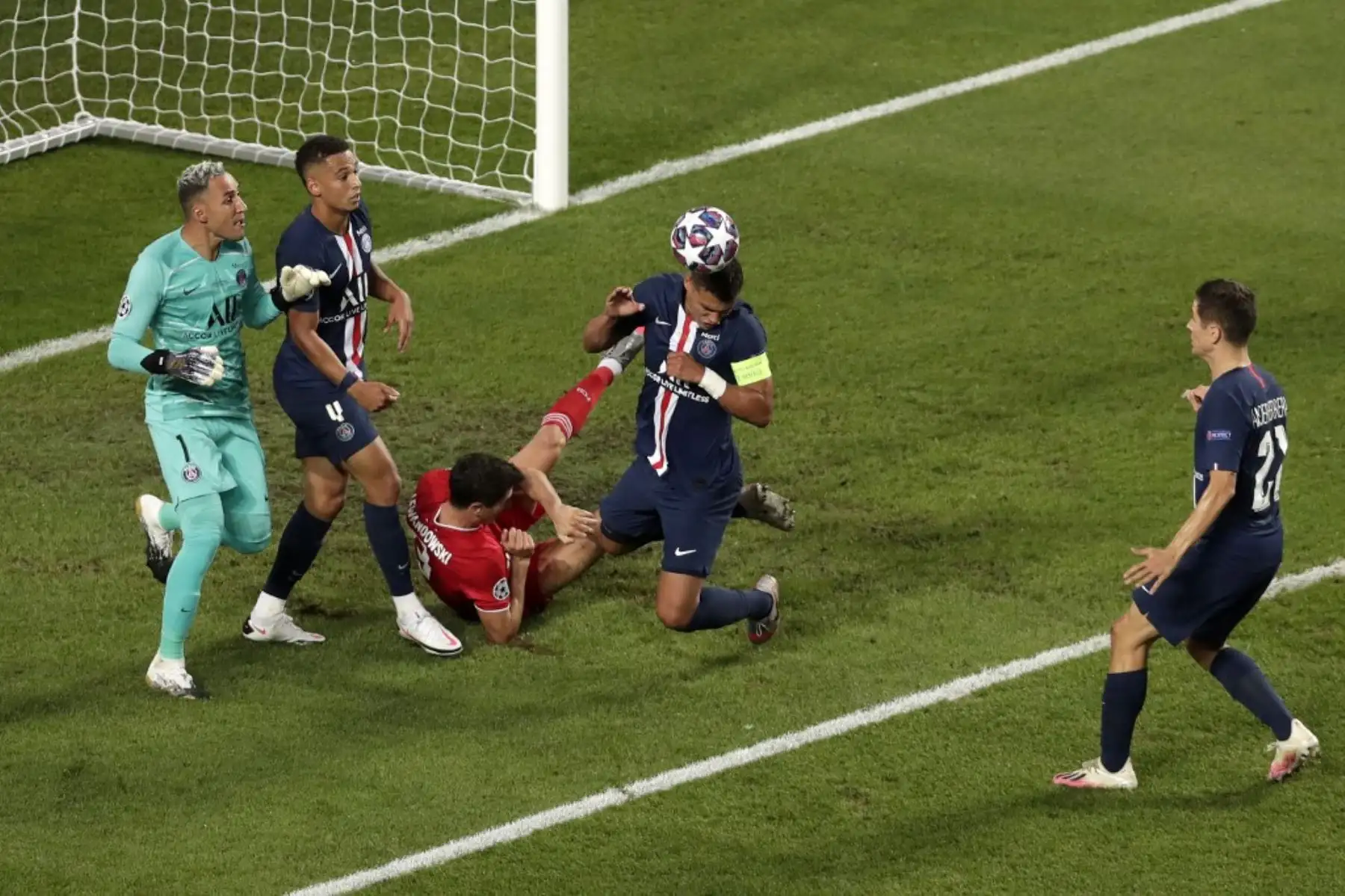 El defensor brasileño del Paris Saint-Germain Thiago Silva defiende bajo la presión del delantero polaco del Bayern de Múnich Robert Lewandowski como el portero costarricense del Paris Saint-Germain Keylor Navas mira durante la final de la Liga de Campeones de la UEFA de fútbol entre París Saint-Germain y Bayern Munich en el estadio Luz de Lisboa el 23 de agosto de 2020. Foto: AFP