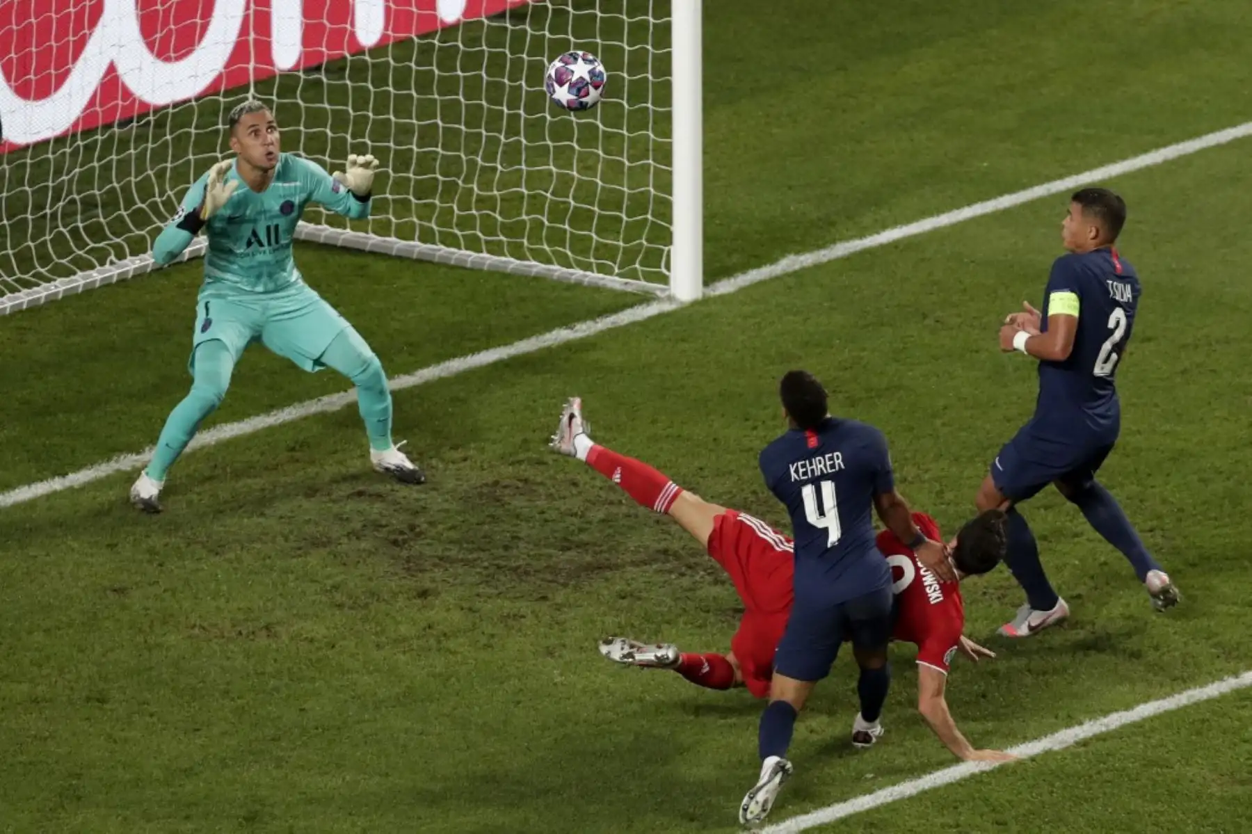 El portero costarricense del Paris Saint-Germain, Keylor Navas (izq.), Se prepara para salvar un tiro durante el partido de fútbol final de la UEFA Champions League entre el Paris Saint-Germain y el Bayern de Múnich en el estadio Luz de Lisboa. Foto: AFP