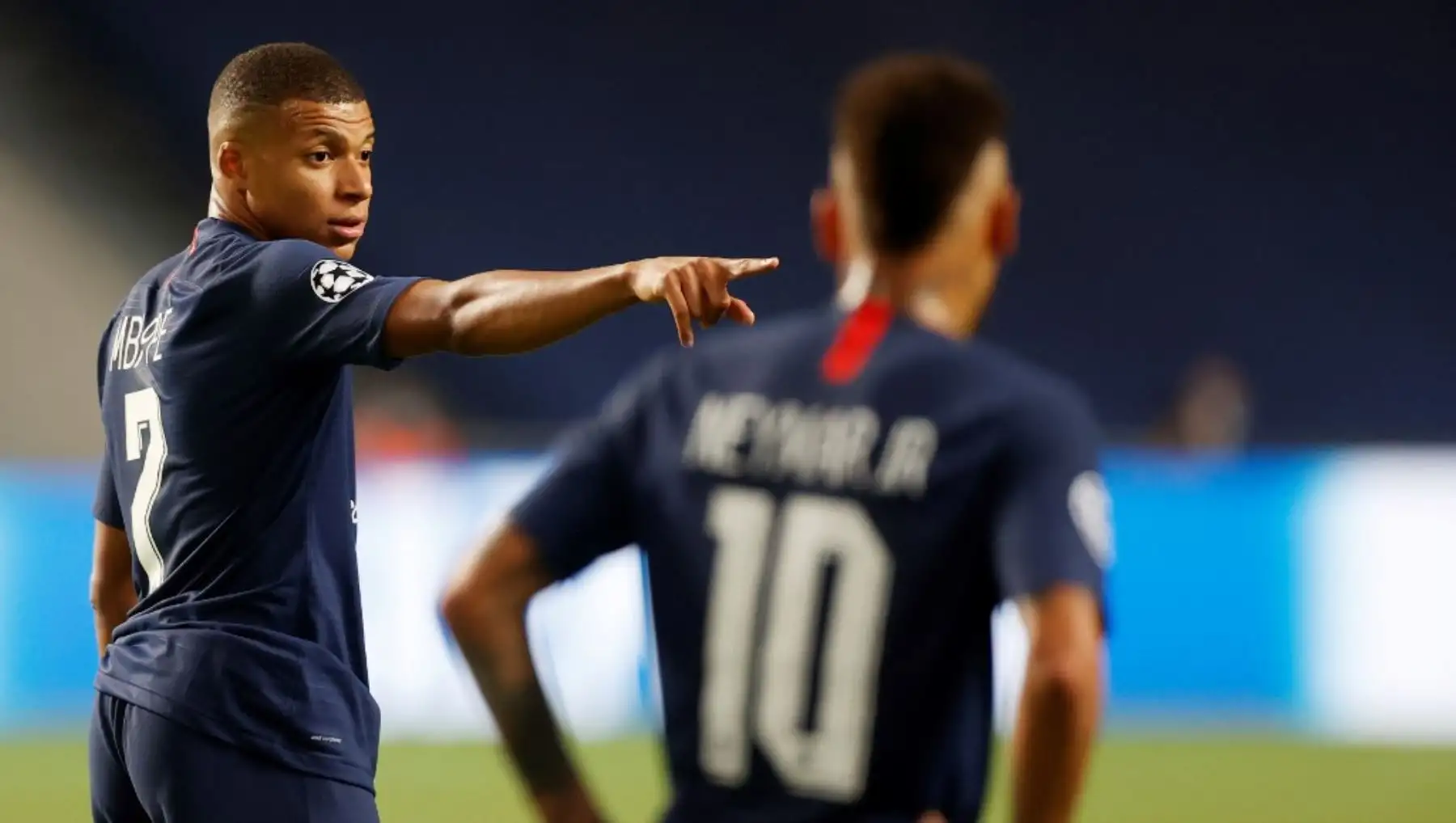 El delantero francés del Paris Saint-Germain, Kylian Mbappé, reacciona junto al delantero brasileño del Paris Saint-Germain, Neymar, durante el partido de fútbol final de la UEFA. Foto: AFP