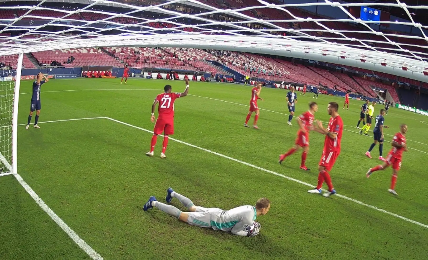 El portero alemán del Bayern de Múnich, Manuel Neuer, salva el balón durante el partido de fútbol final de la Liga de Campeones de la UEFA entre el Paris Saint-Germain y el Bayern de Múnich. Foto: AFP