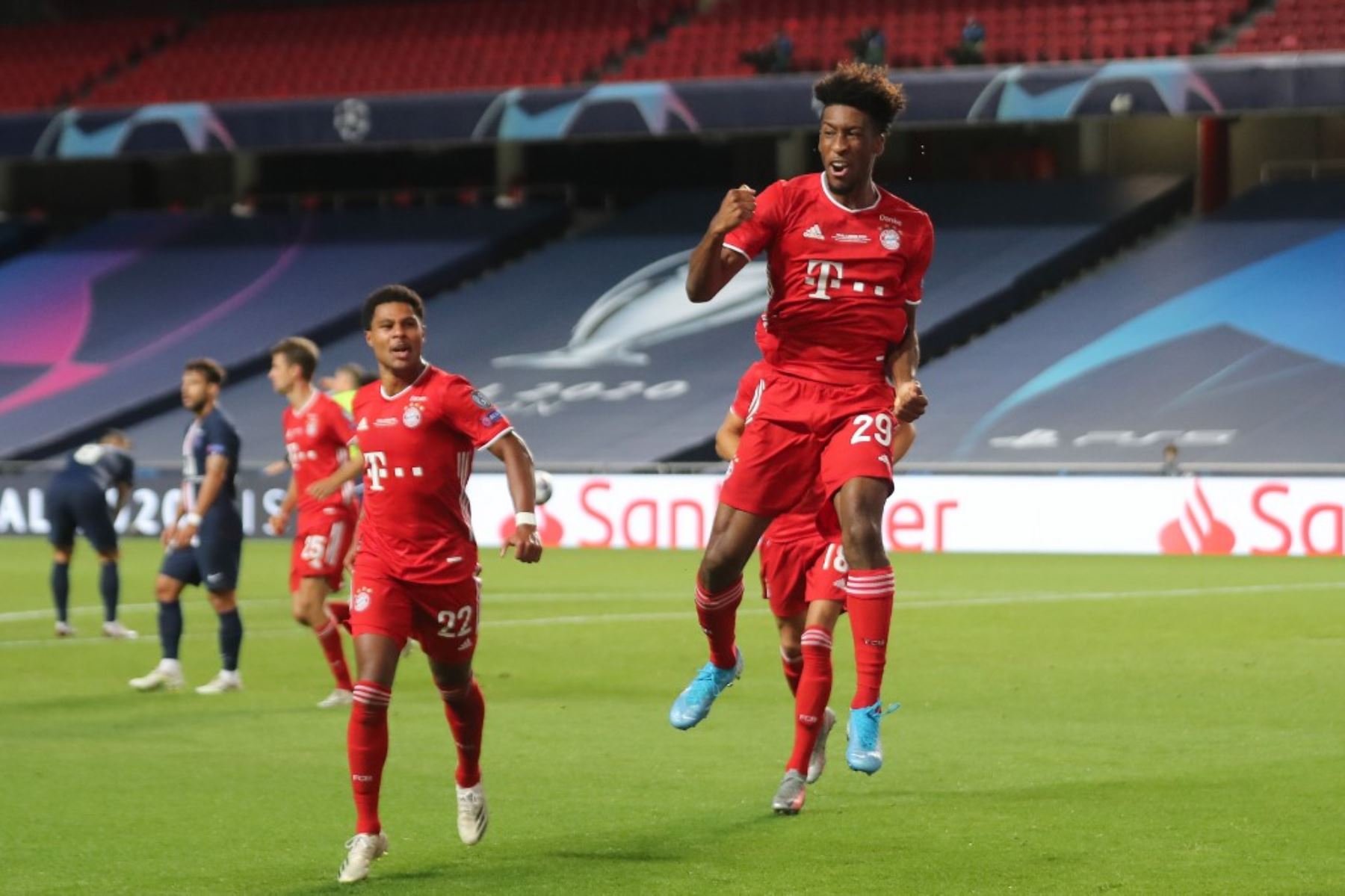 Kingsley Coman  celebra tras anotar el primer gol con el que el Bayern Múnich derrota 1-0 al PSG por la final de la Liga de Campeones