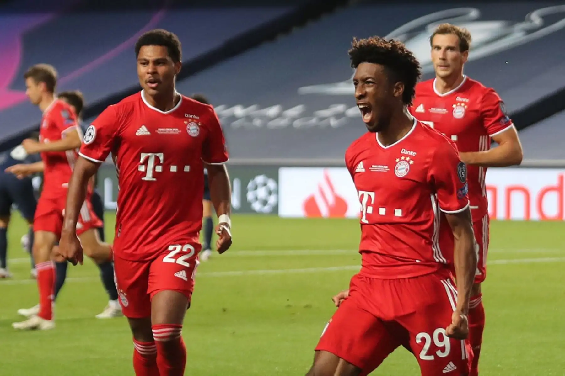 El delantero francés del Bayern Munich Kingsley Coman celebra el gol de apertura con sus compañeros de equipo durante el partido de fútbol de la final de la UEFA Champions League entre el Paris Saint-Germain y el Bayern Munich en el estadio Luz de Lisboa. Foto: AFP