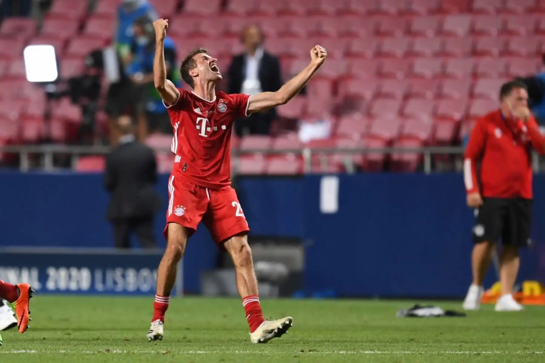 El delantero alemán del Bayern Munich Thomas Mueller celebra después de ganar el partido de fútbol final de la UEFA Champions League entre Paris Saint-Germain y Bayern Munich en el estadio Luz de Lisboa el 23 de agosto de 2020. Foto: AFP