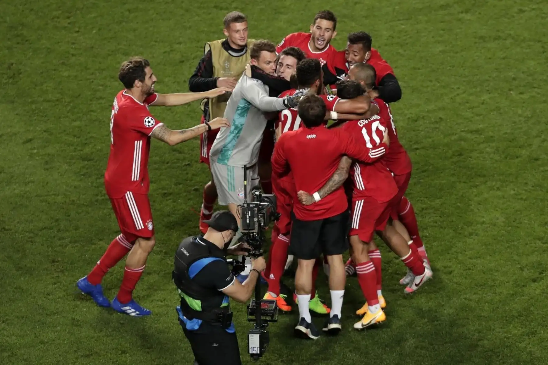 El portero alemán del Bayern Munich, Manuel Neuer, y sus compañeros de equipo celebran después de ganar el partido de fútbol final de la UEFA Champions League entre Paris Saint-Germain y Bayern Munich en el estadio Luz de Lisboa el 23 de agosto de 2020. Foto: AFP