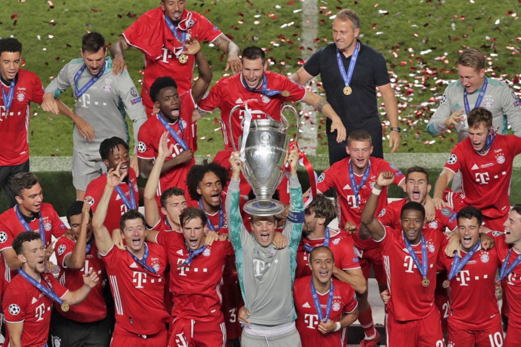 Los jugadores del Bayern Munich celebran con el trofeo después del partido de fútbol final de la UEFA Champions League entre el Paris Saint-Germain y el Bayern Munich en el estadio Luz de Lisboa. Foto: AFP