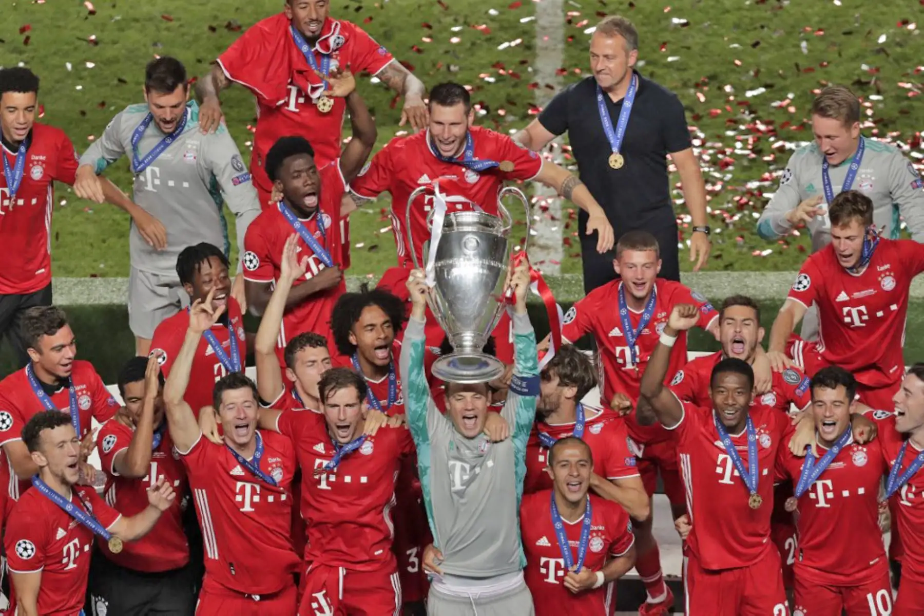 Los jugadores del Bayern Munich celebran con el trofeo después del partido de fútbol final de la UEFA Champions League entre el Paris Saint-Germain y el Bayern Munich en el estadio Luz de Lisboa. Foto: AFP