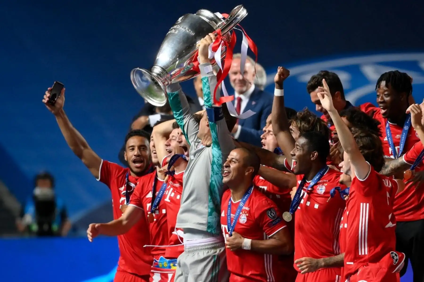 Los jugadores del Bayern Munich celebran con el trofeo después del partido de fútbol final de la UEFA Champions League entre el Paris Saint-Germain y el Bayern Munich en el estadio Luz de Lisboa. Foto: AFP