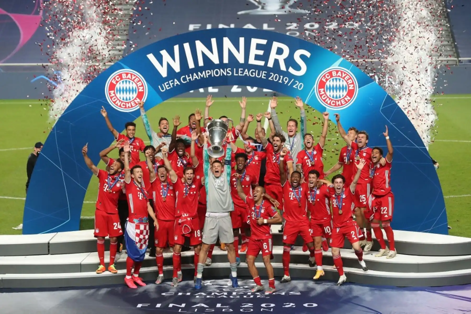 Los jugadores del Bayern Munich celebran con el trofeo después del partido de fútbol final de la UEFA Champions League entre el Paris Saint-Germain y el Bayern Munich en el estadio Luz de Lisboa. Foto: AFP