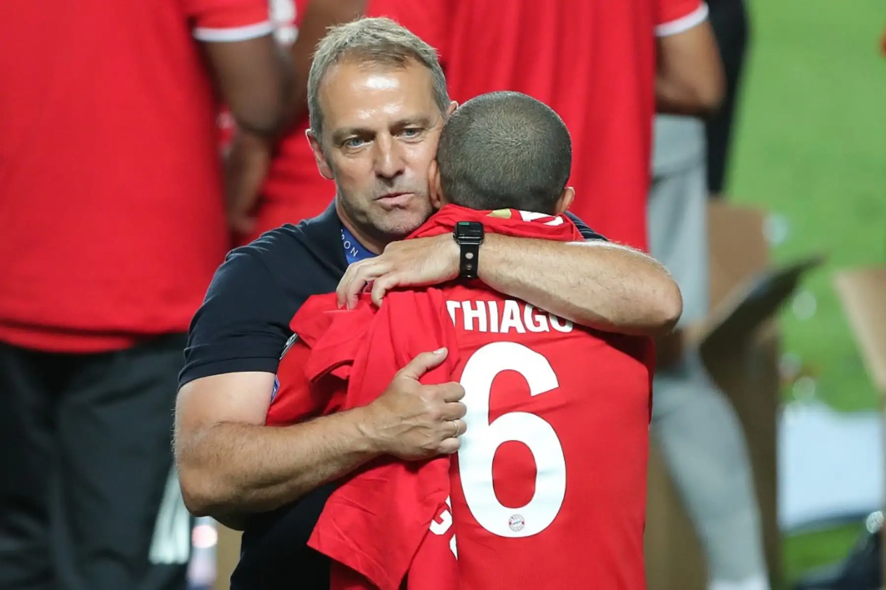El entrenador alemán del Bayern Munich, Hans-Dieter Flick, abraza al mediocampista español del Bayern Munich, Thiago Alcantara, después del partido de fútbol final de la UEFA Champions League entre el Paris Saint-Germain y el Bayern Munich en el estadio Luz de Lisboa. Foto: AFP