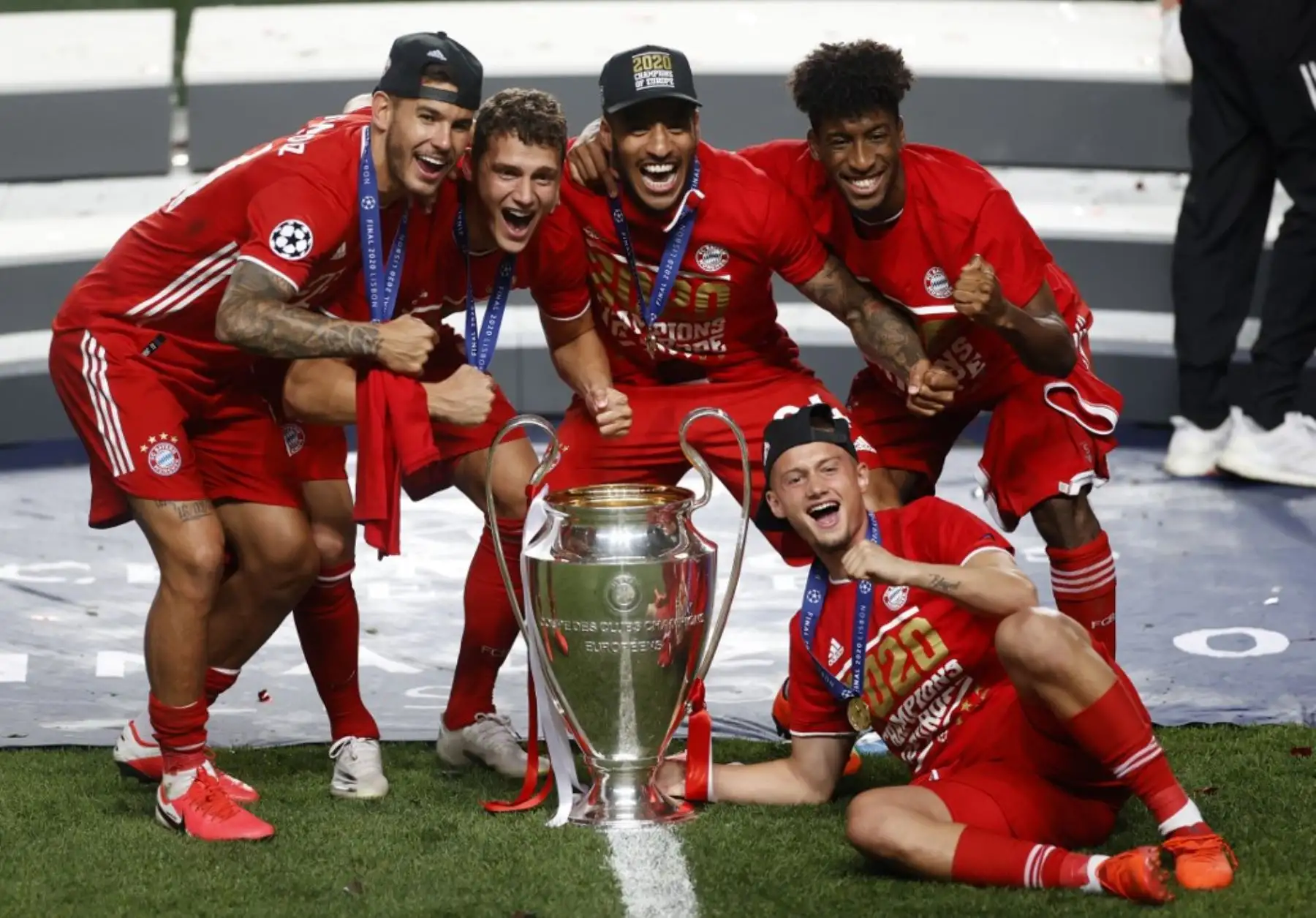 Jugadores franceses del Bayern Munich celebran con el trofeo después de la UEFA Champions League último partido de fútbol entre Paris Saint-Germain y Bayern Munich en el estadio Luz de Lisboa. Foto: AFP