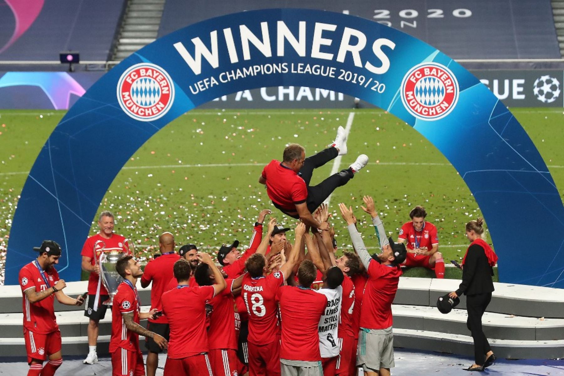 El entrenador alemán del Bayern Munich Hans-Dieter Flick es lanzado al aire después del partido de fútbol final de la UEFA Champions League entre Paris Saint-Germain y Bayern Munich en el estadio Luz de Lisboa. Foto: AFP