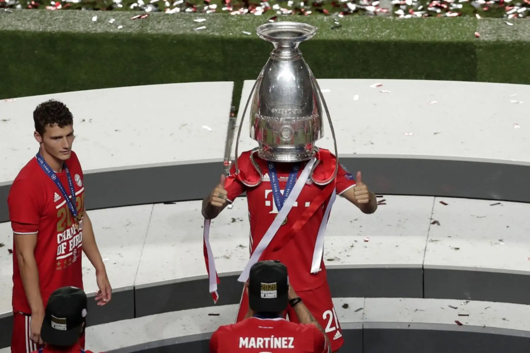 El defensor francés del Bayern de Múnich Lucas Hernández posa con el trofeo boca abajo sobre su cabeza junto al defensor francés del Bayern Múnich Benjamin Pavard mientras celebran después de que el Bayern ganó la final de la Liga de Campeones de la UEFA entre el Paris Saint-Germain y el Bayern de Múnich en el estadio Luz de Lisboa. Foto: AFP