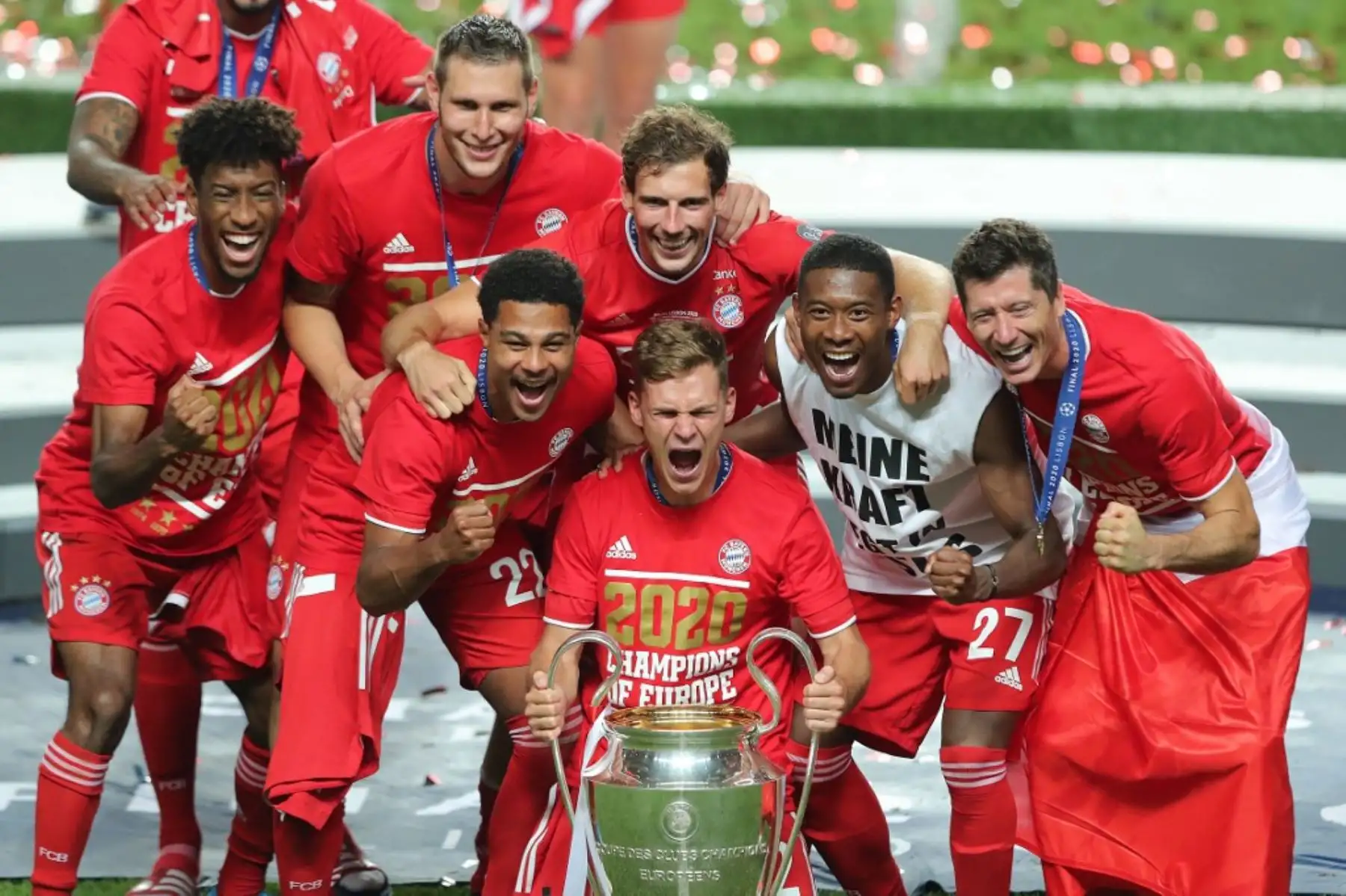 Los jugadores del Bayern Munich celebran con el trofeo después del partido de fútbol final de la UEFA Champions League entre el Paris Saint-Germain y el Bayern Munich en el estadio Luz de Lisboa. Foto: AFP