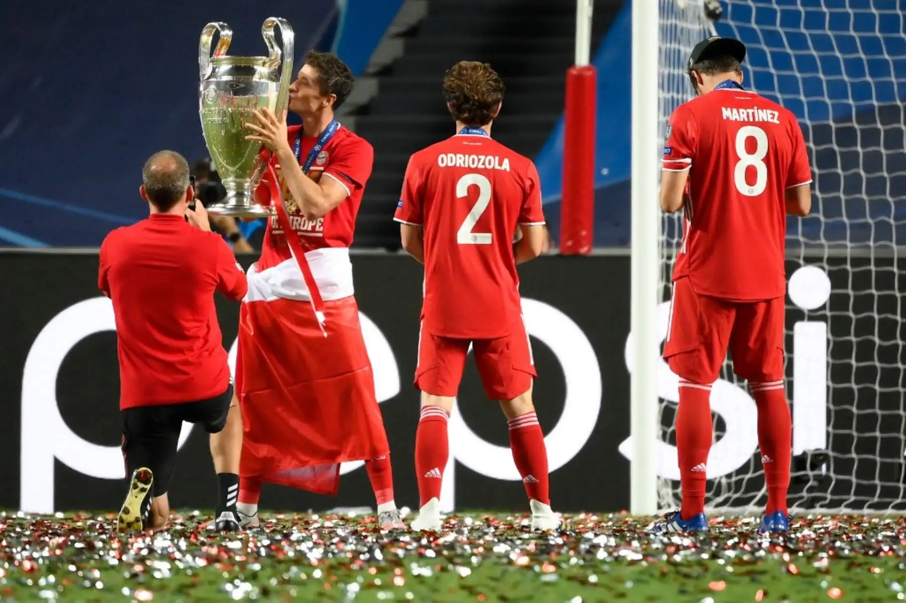 El delantero polaco del Bayern Munich, Robert Lewandowski, celebra con el trofeo después del partido de fútbol final de la UEFA Champions League entre el Paris Saint-Germain y el Bayern Munich en el estadio Luz de Lisboa. Foto: AFP