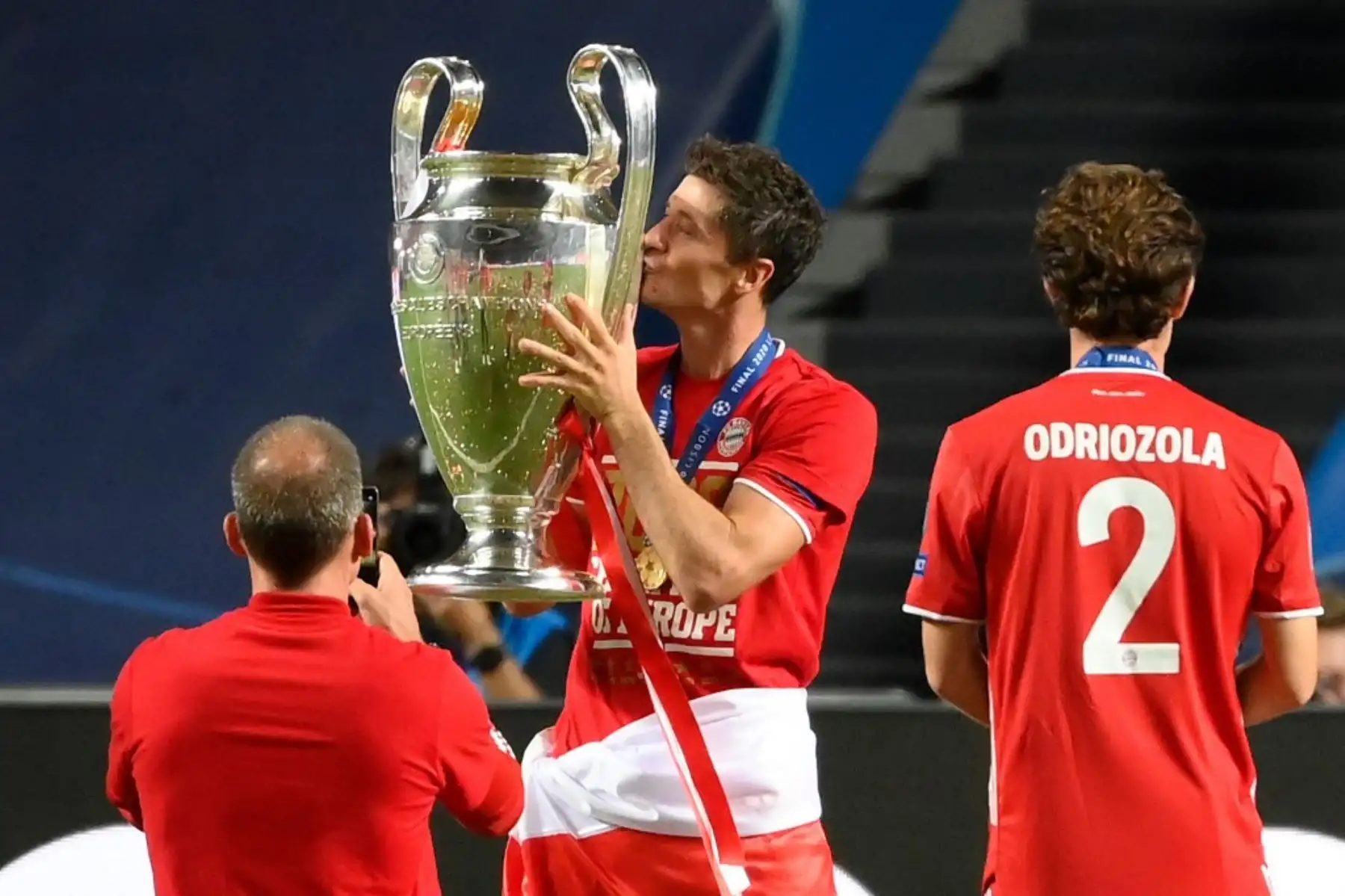 El delantero polaco del Bayern Munich, Robert Lewandowski, celebra con el trofeo después del partido de fútbol final de la UEFA Champions League entre el Paris Saint-Germain y el Bayern Munich en el estadio Luz de Lisboa. Foto: AFP