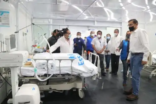 La Villa cuenta con 100 camas y 6 en la Unidad de Vigilancia Intensiva, equipadas  con ventiladores mecánicos, coche de paro, aspirador de secreciones, monitor de ocho parámetros y electrocardiograma.