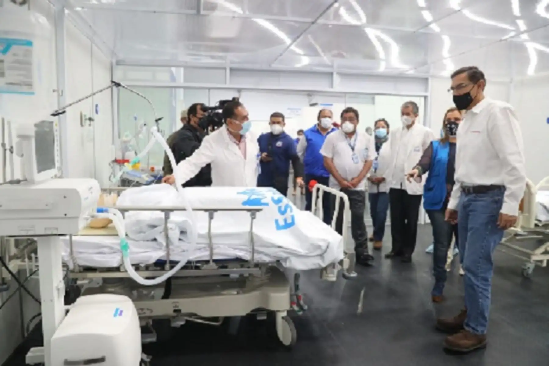 La Villa cuenta con 100 camas y 6 en la Unidad de Vigilancia Intensiva, equipadas  con ventiladores mecánicos, coche de paro, aspirador de secreciones, monitor de ocho parámetros y electrocardiograma.