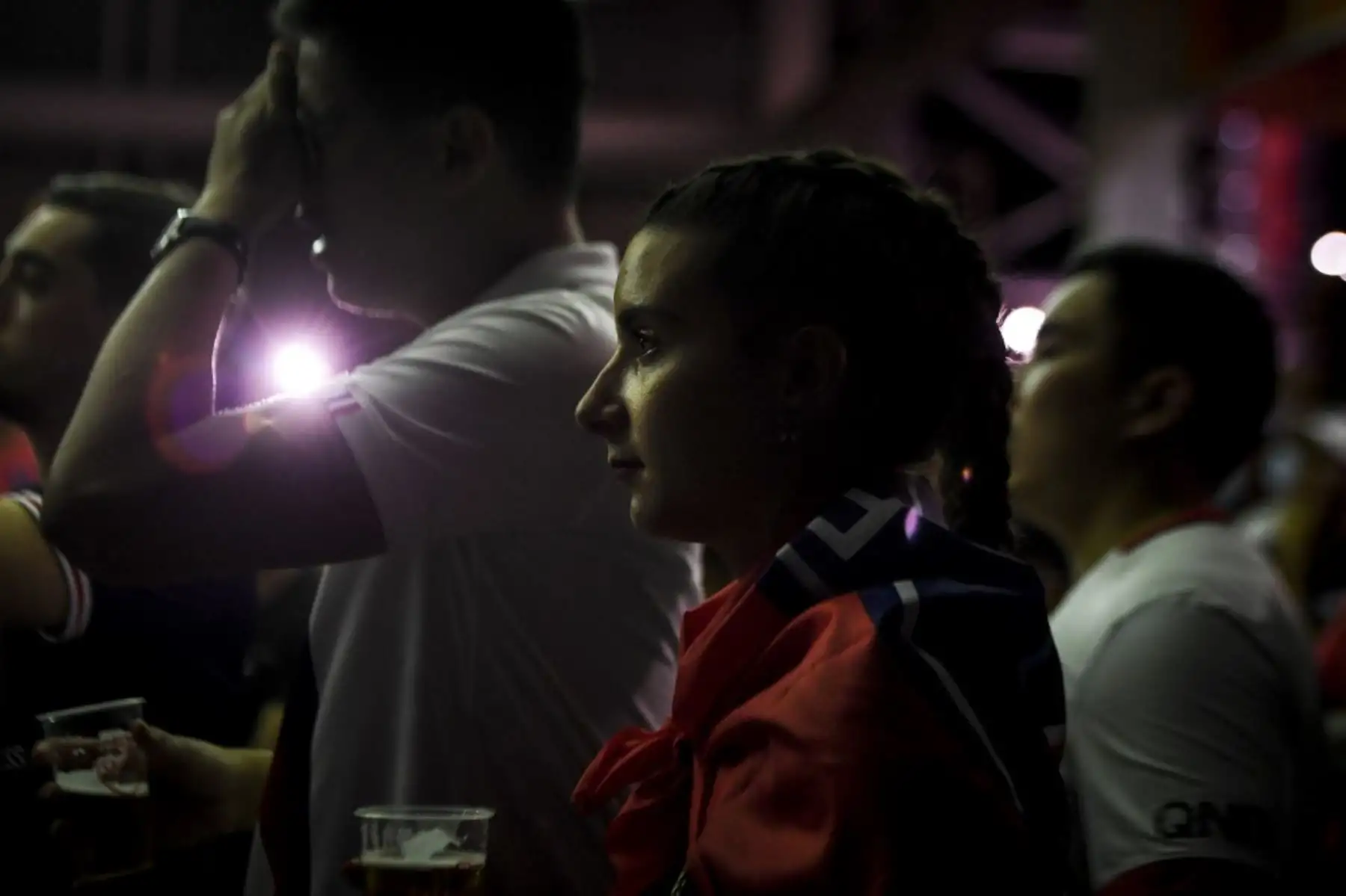Los seguidores del Paris Saint-Germain reaccionan al ver una transmisión en vivo del partido de fútbol final de la UEFA Champions League entre el Paris Saint-Germain y el Bayern Munich en un bar en Lisboa. Foto: AFP