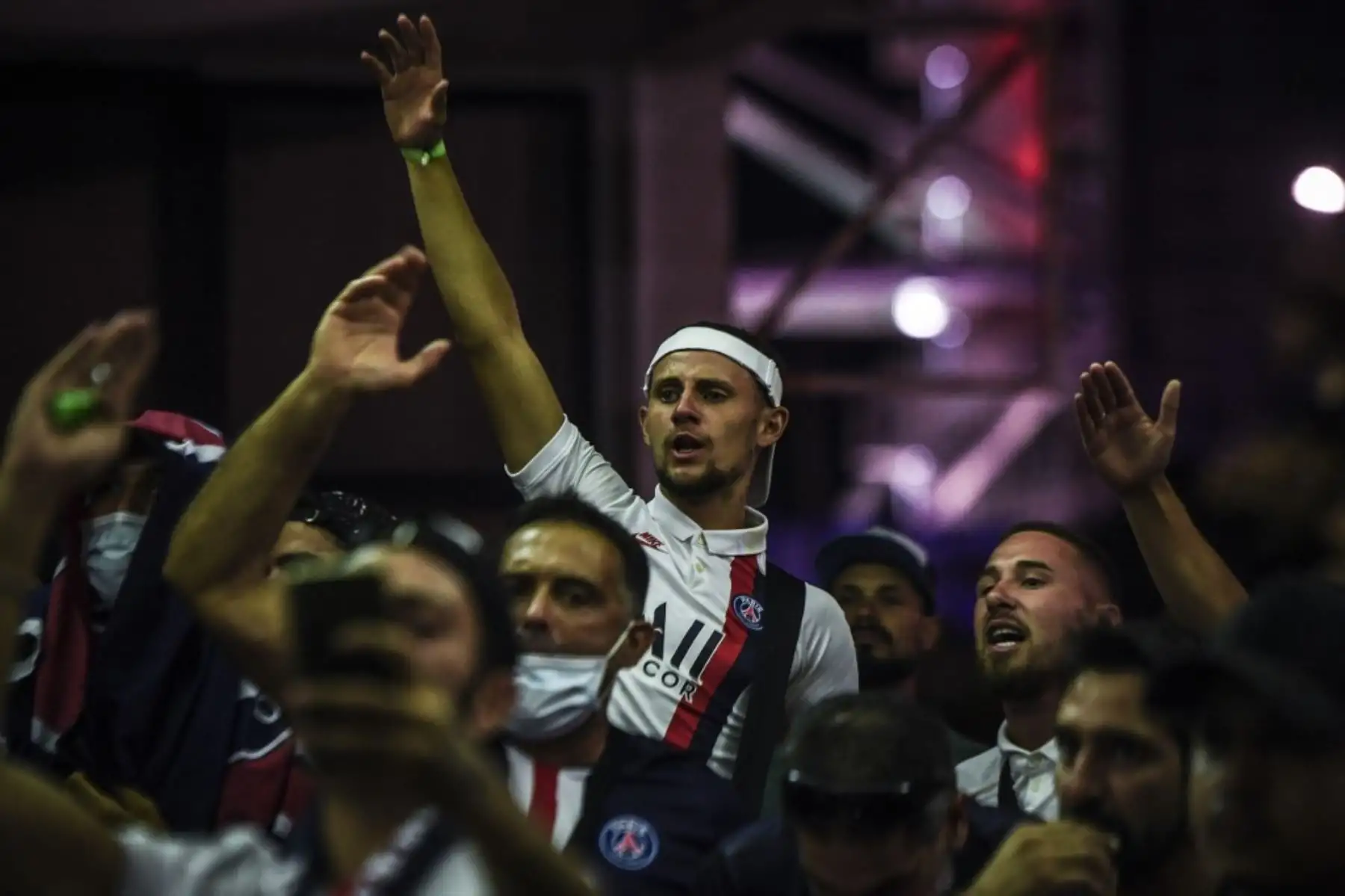 Los seguidores del Paris Saint-Germain reaccionan al ver una transmisión en vivo del partido de fútbol final de la UEFA Champions League entre el Paris Saint-Germain y el Bayern Munich en un bar en Lisboa. Foto: AFP