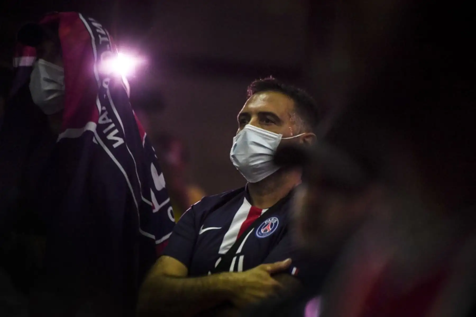 Los seguidores del Paris Saint-Germain reaccionan al ver una transmisión en vivo del partido de fútbol final de la UEFA Champions League entre el Paris Saint-Germain y el Bayern Munich en un bar en Lisboa. Foto: AFP