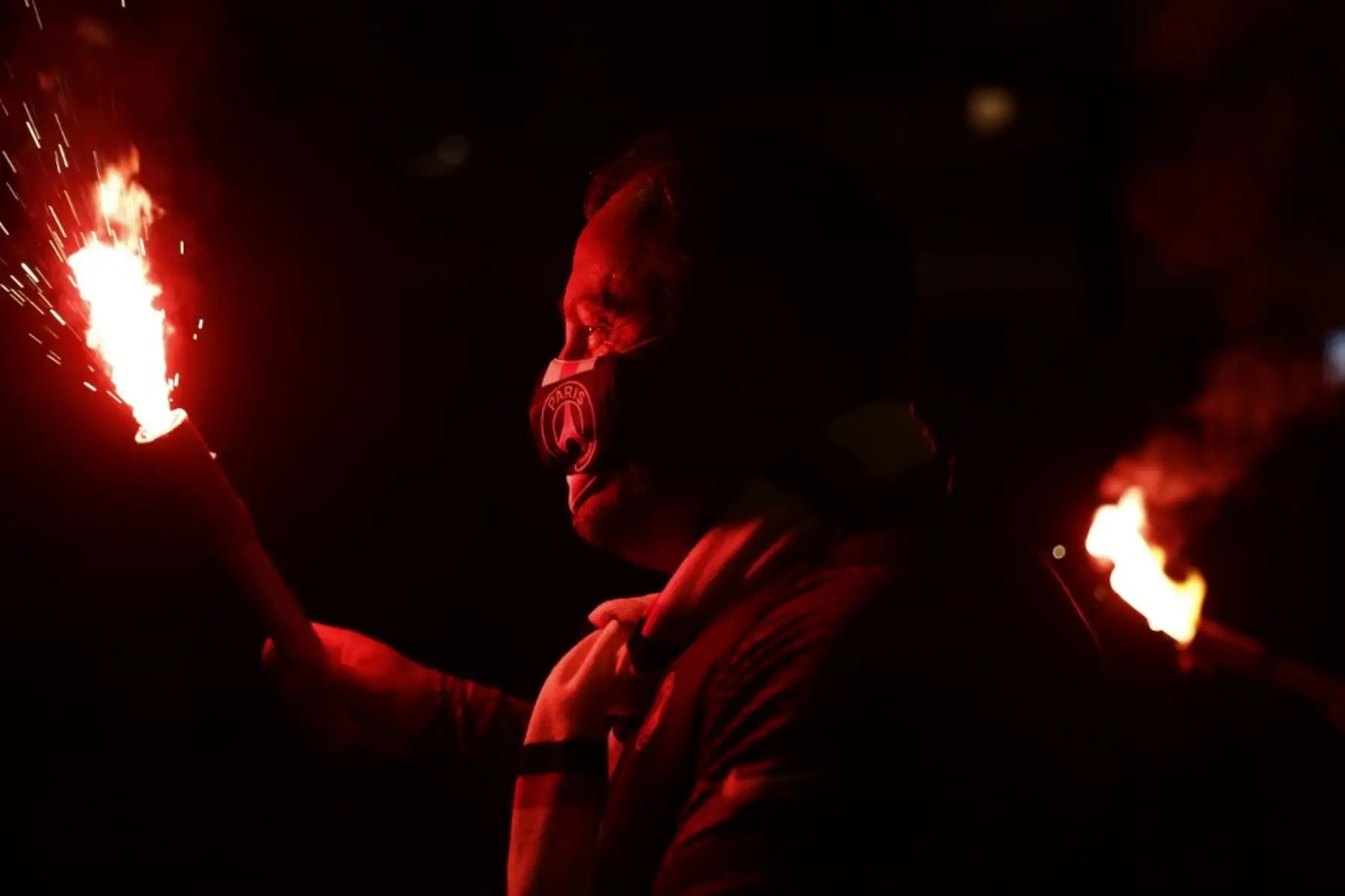 Los seguidores del Paris Saint-Germain (PSG) encienden bengalas en los Campos Elíseos en París el 23 de agosto de 2020, después del final del partido de fútbol final de la UEFA Champions League contra el Bayern de Múnich en el estadio Luz de Lisboa. Foto: AFP