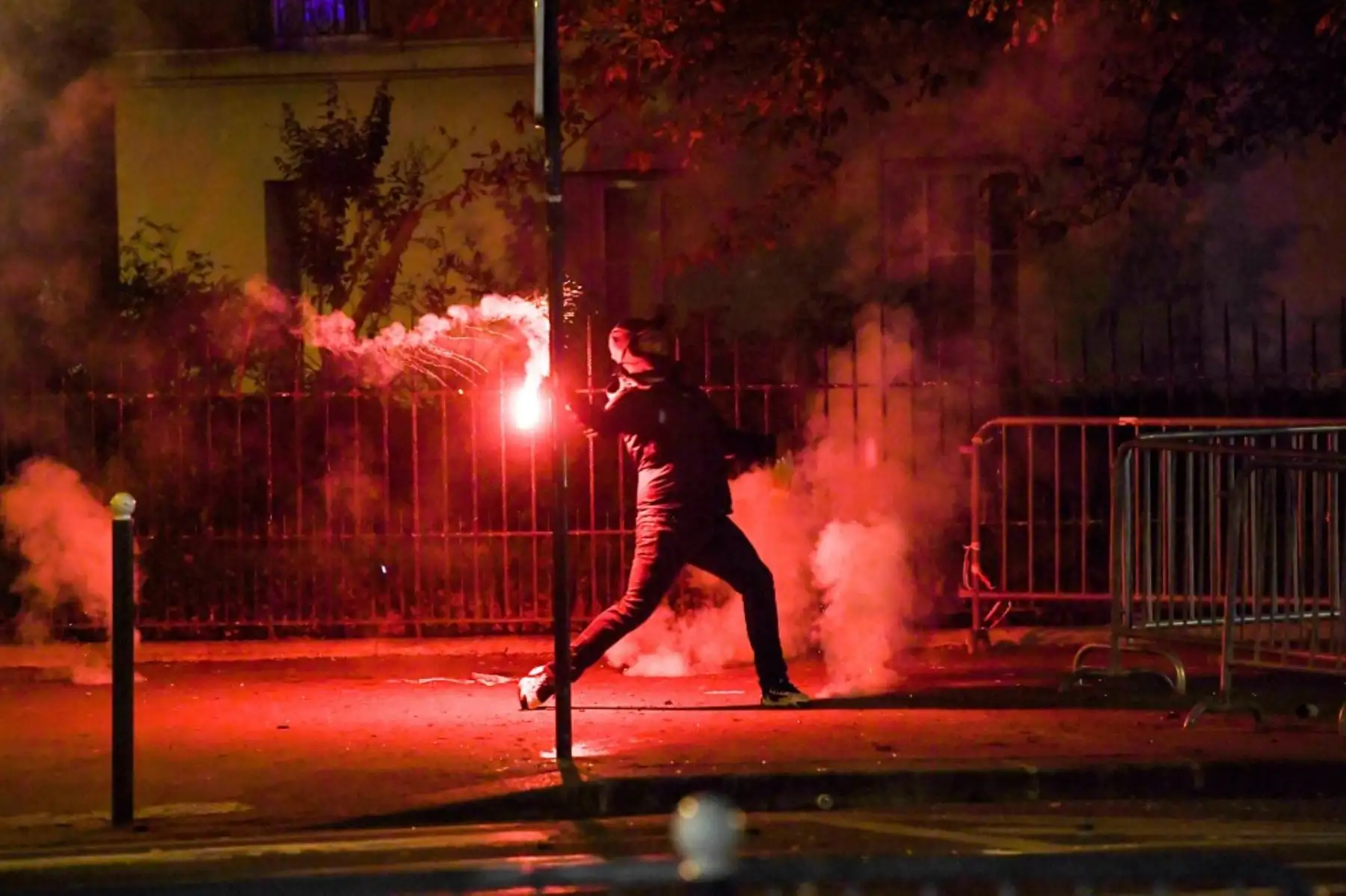 Un partidario del Paris Saint-Germain (PSG) sostiene una bengala cerca del estadio Parc des Princes el 23 de agosto de 2020, después del partido de fútbol final de la UEFA Champions League entre el PSG y el Bayern Munich jugado en el estadio Luz de Lisboa. Foto: AFP