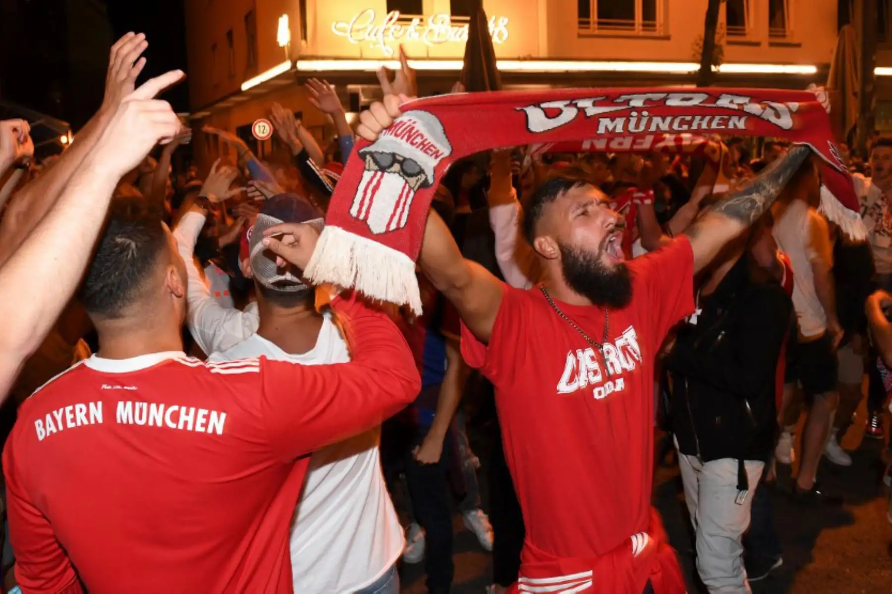 Los seguidores del FC Bayern Munich celebran tras el partido de fútbol final de la UEFA Champions League entre Paris Saint-Germain y Bayern Munich en Munich, Alemania, el 23 de agosto de 2020. Foto: AFP
