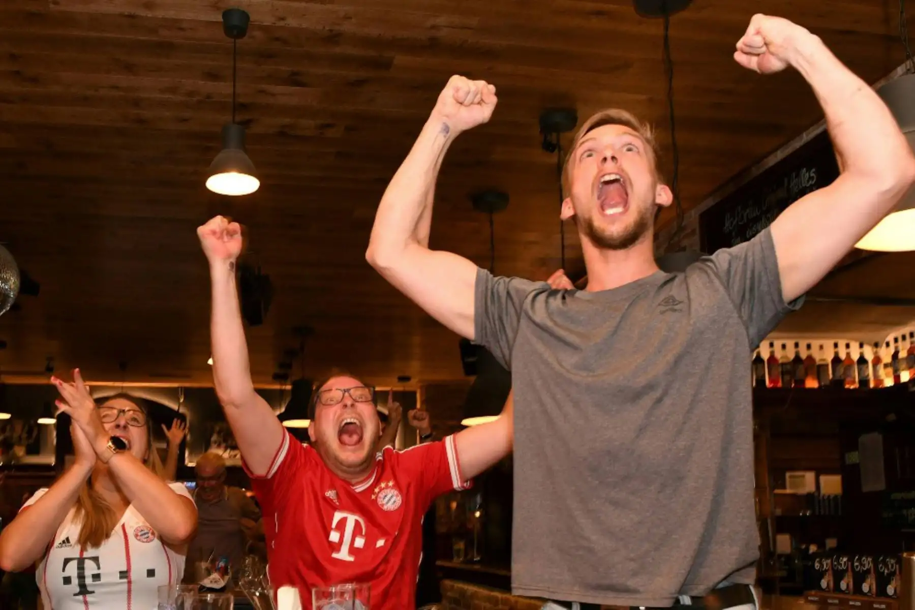 Los seguidores del FC Bayern de Múnich celebran el primer gol del Bayern de Múnich durante el partido de fútbol final de la UEFA Champions League entre el Paris Saint-Germain y el Bayern de Múnich en un restaurante de Múnich, Alemania, el 23 de agosto de 2020. Foto: AFP