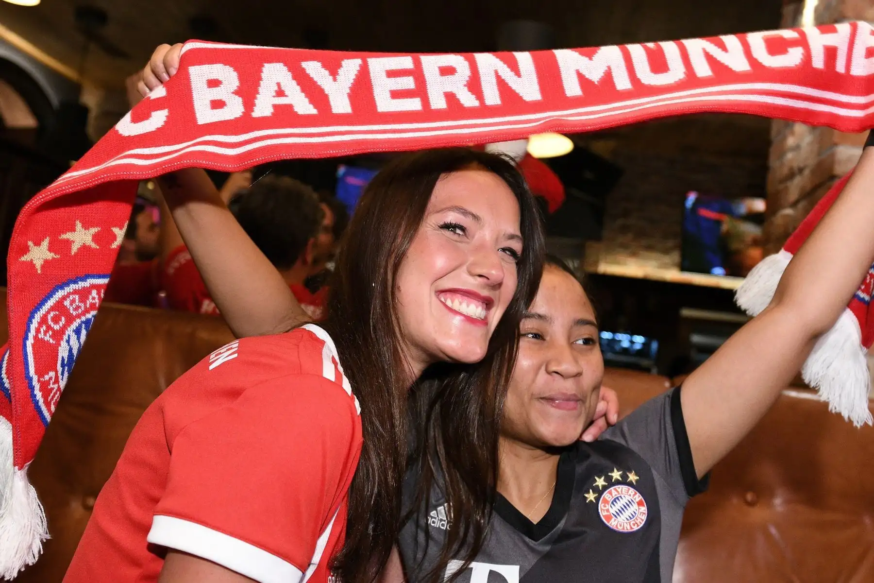 Los seguidores del FC Bayern de Múnich celebran el primer gol del Bayern de Múnich durante el partido de fútbol final de la UEFA Champions League entre el Paris Saint-Germain y el Bayern de Múnich en un restaurante de Múnich, Alemania, el 23 de agosto de 2020. Foto: AFP