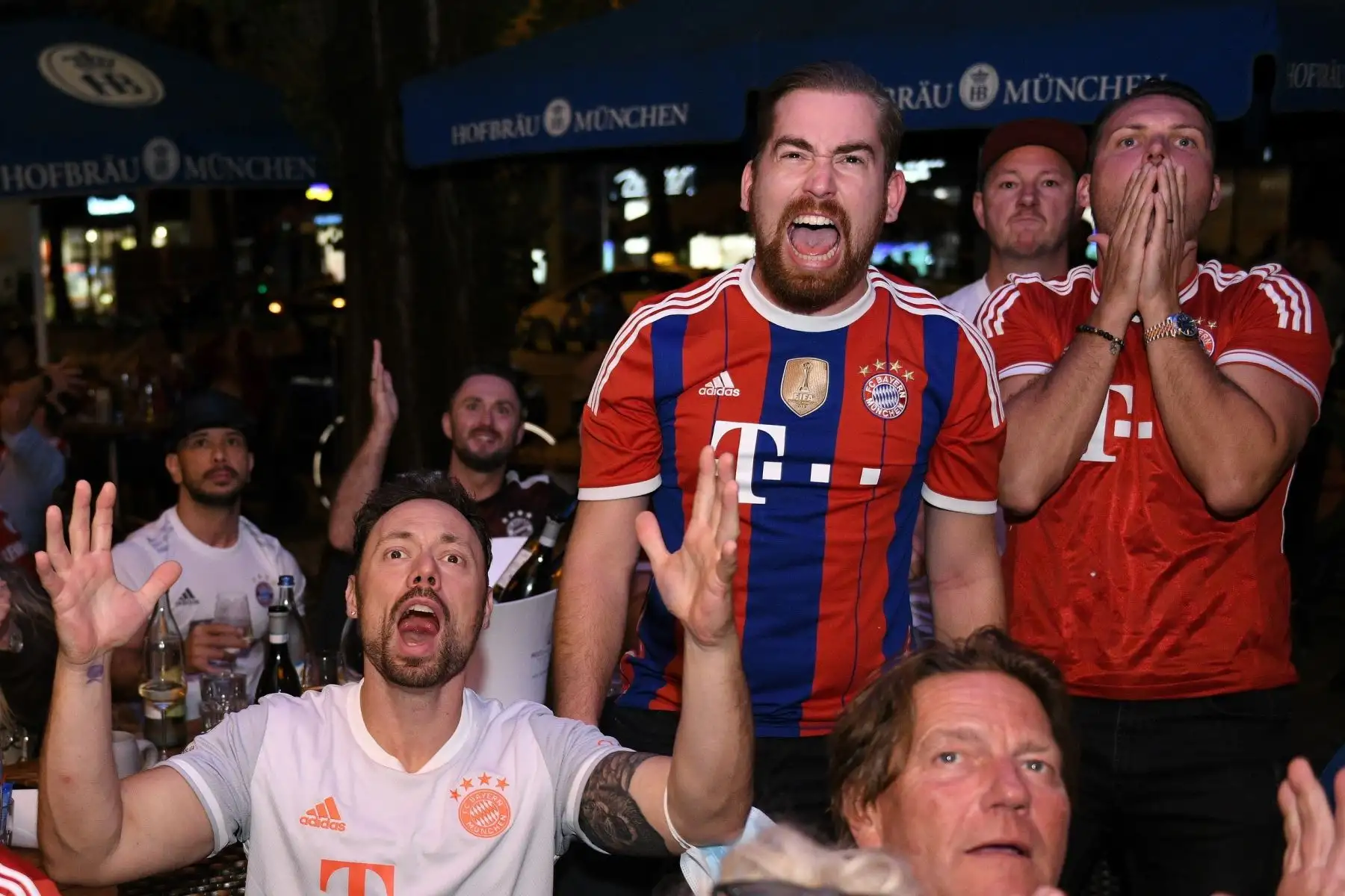 Los seguidores del FC Bayern de Múnich reaccionan mientras ven la final de la Liga de Campeones entre el FC Bayern de Múnich y el Paris St.-Germain en un pub de Múnich, Alemania, el 23 de agosto de 2020. Foto: EFE