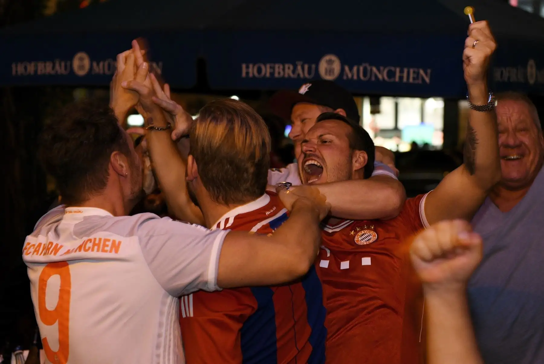 Los seguidores del FC Bayern de Múnich reaccionan mientras ven la final de la Liga de Campeones entre el FC Bayern de Múnich y el Paris St.-Germain en un pub de Múnich, Alemania, el 23 de agosto de 2020. Foto: EFE